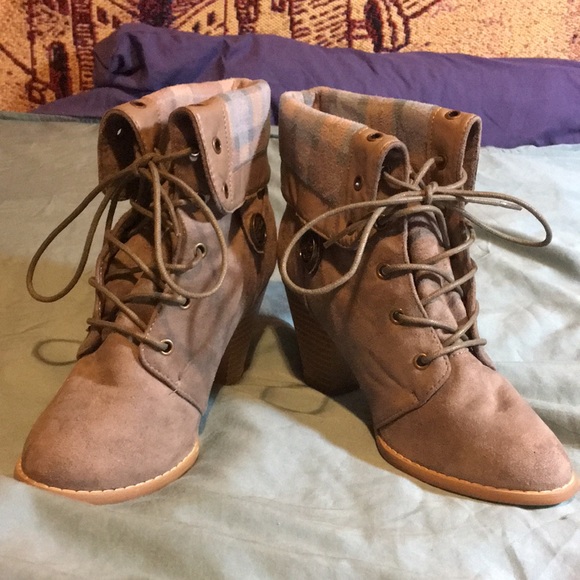 Hot Topic Exclusive Outlander Tartan Taupe Lace-Up Heel Booties - Picture 5 of 10